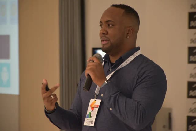 Foto de Alexis Camué, ponente en Build with AI Ecuador 2025